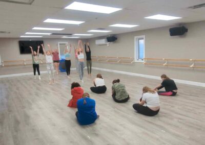 A group womens doing the dance practice on the floor